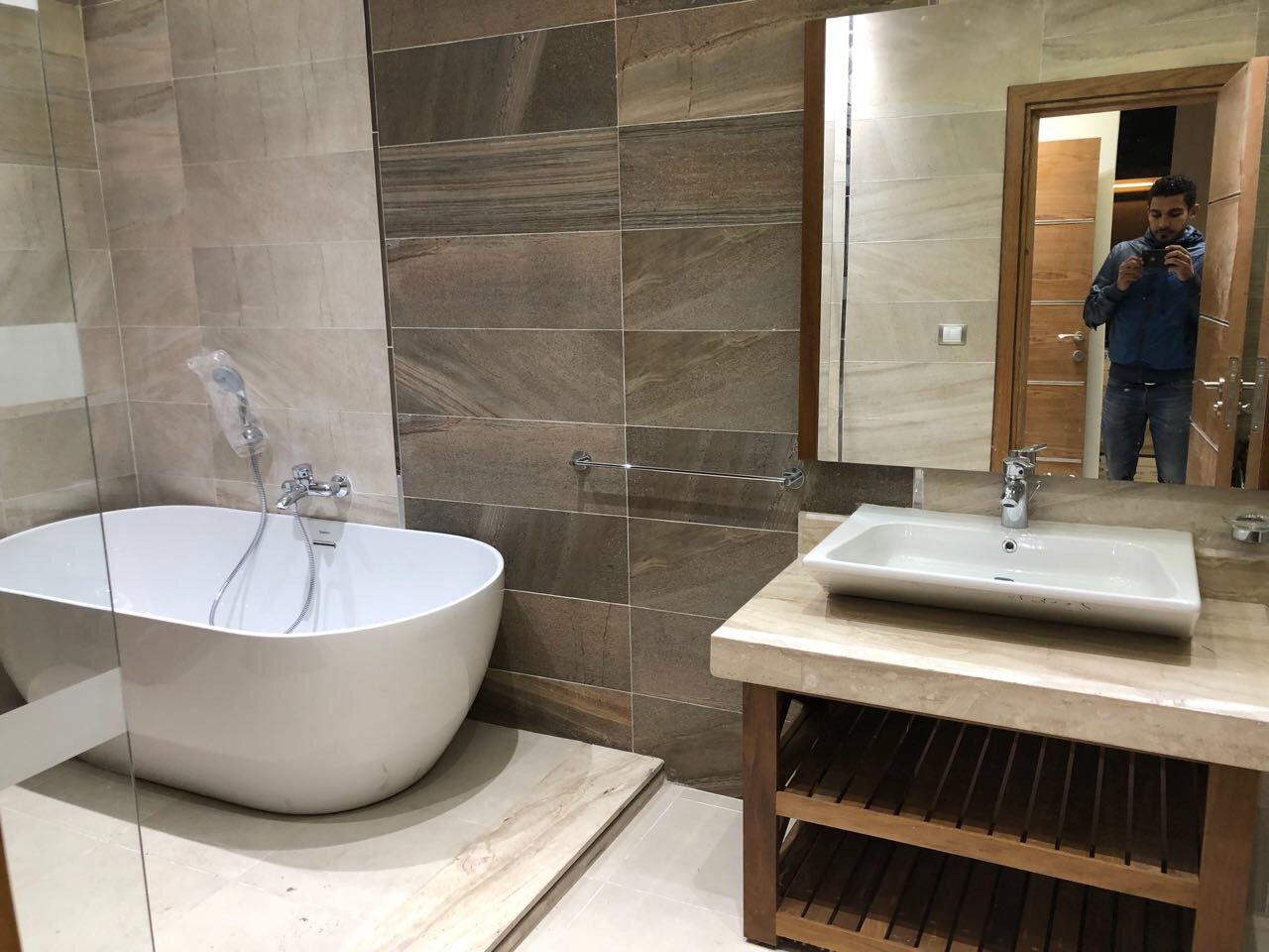 One Bedroom Modern Apartment - 4918 Featured Image